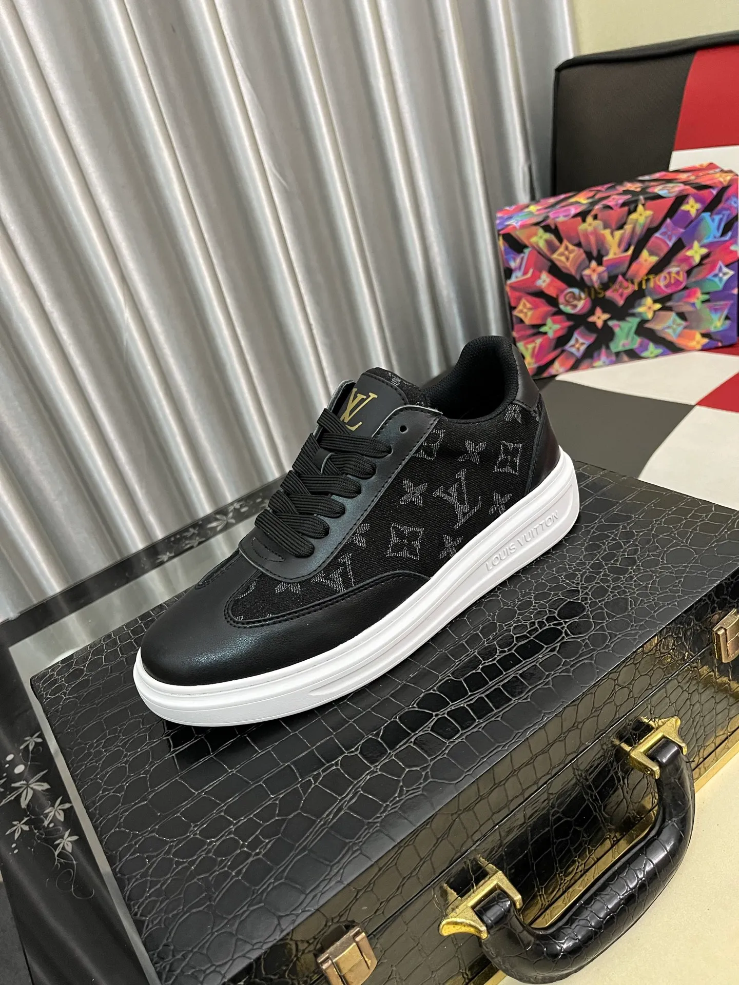 Men's shoes 💰540⌚️⌚️ Louis vuitton/LV Louis Vuitton 》Original quality.~ Unique modern style sneakers. 🏃A must-have casual shoe for trendy men😍😍 Original brand imported from Italy, imported original leather, sheep lining (refuses to discolor and grind feet) Sole: Original sole provided by the original factory, French lazy style design ⚠️Fit to the feet, original quality, super comfortable original sole. Code number: 38-445️⃣Colors available